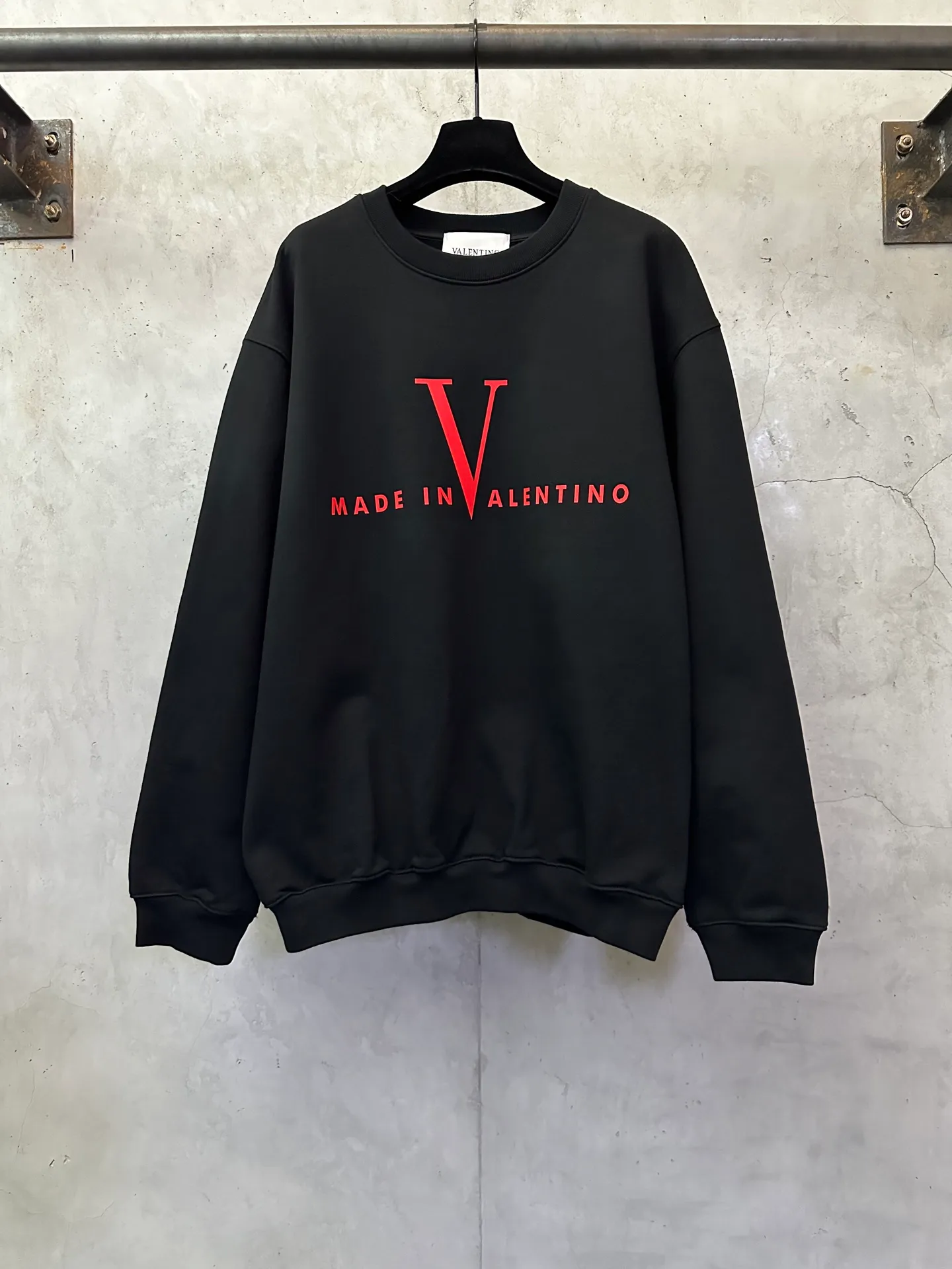 ￼ -Heavyweight 500g high quality sweatshirt VALENTINO 25ss letter big V printed round neck sweatshirt Fabric: Made of super heavyweight cotton terry fabric Xinjiang cotton Weight 500 grams Matching 2*2 Clean cloth surface Clear cloth texture Tight and stiff High color fastness No deformation No Color Change The pattern adopts three-dimensional thick plate glue printing process Customized hardware Thread Accessories Matching version, men and women, Same Style -Color: Black White -Size: S M L XL